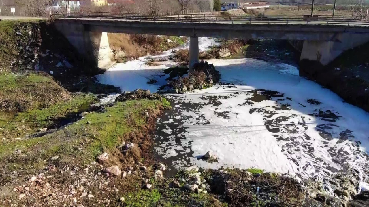 'Tersakan çayı'nda kirlilikten su yerine köpük akıyor